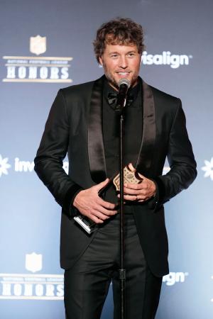 ＮＦＬの最優秀選手に輝き、スピーチするラムズのＱＢマシュー・スタッフォード＝５日、サンフランシスコ（ＡＰ＝共同）