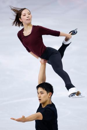 公式練習で調整する三浦璃来（上）、木原龍一組＝ミラノ（共同）