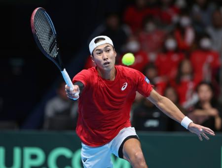 日本―オーストリア　シングルス第１試合でプレーする綿貫陽介＝有明コロシアム