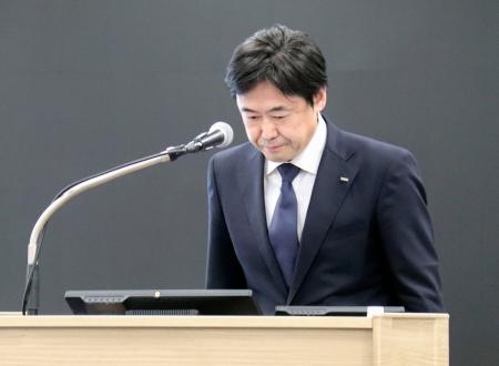 傘下企業の不適切取引を巡り、記者会見するＫＤＤＩの松田浩路社長＝６日午後、東京都内