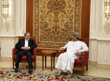 ６日、オマーン・マスカットで会談するバドル外相（右）とイランのアラグチ外相（イラン外務省提供、ゲッティ＝共同）