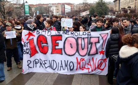 6日、イタリア・ミラノの広場で、米移民・税関捜査局(ICE)捜査官の五輪派遣に抗議する学生ら(共同)