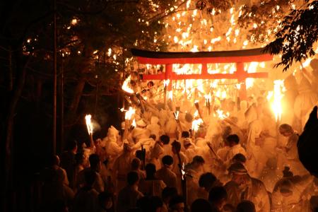 和歌山県新宮市の神倉神社で行われた伝統の火祭り「お灯まつり」＝６日夜