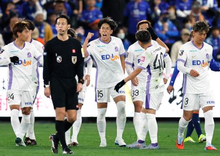 長崎―広島　前半、先制ゴールを決め、ガッツポーズで喜ぶ広島・中野（中央）＝ピースタ