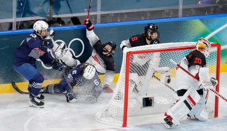 　日本―フランス　第１ピリオド、激しく競り合う志賀葵（左から３人目）＝ミラノ（共同）