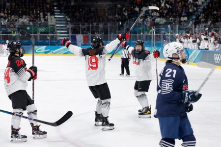 　日本―フランス　第３ピリオド、勝ち越しゴールを決め喜ぶ伊藤（１９）＝ミラノ（共同）