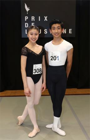 第５４回ローザンヌ国際バレエコンクールの本選が行われ、最終選考に進んだ伊藤里紗さん（左）と佐居勇星さん＝６日、スイス・ローザンヌ（共同）