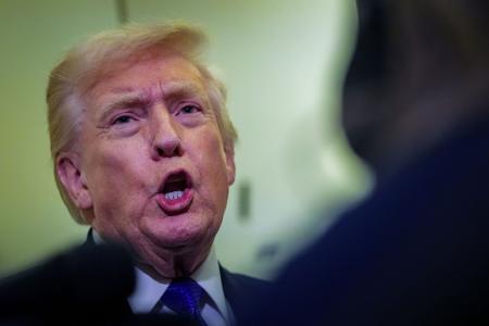 報道陣に話すトランプ米大統領＝６日、大統領専用機内（ロイター＝共同）