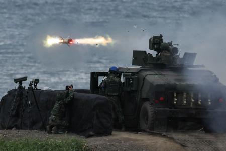 米国製ミサイルを発射する台湾軍=2024年8月、屏東県(ロイター=共同)