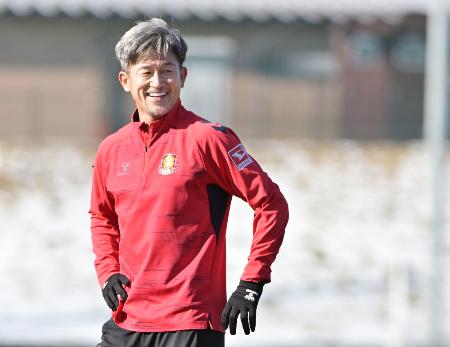 J3福島の練習に初参加し、笑顔を見せる三浦知良=1月10日、福島市内