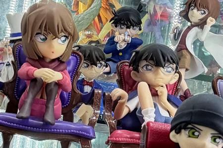 北京市の商業施設で店頭に飾られた人気アニメ「名探偵コナン」の人形＝６日（共同）