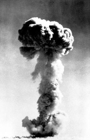１９６４年１０月１６日、中国初の核実験で立ち上ったきのこ雲（新華社＝共同）