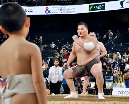 子どもたちに相撲の基本動作を教える白鵬翔さん＝トヨタアリーナ東京