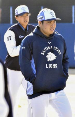 左ふくらはぎ肉離れと診断された西武・平良。この日は別メニューで調整した＝南郷