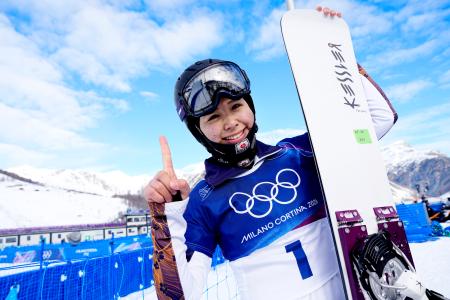 練習後、撮影に応じる三木つばき＝リビーニョ（共同）