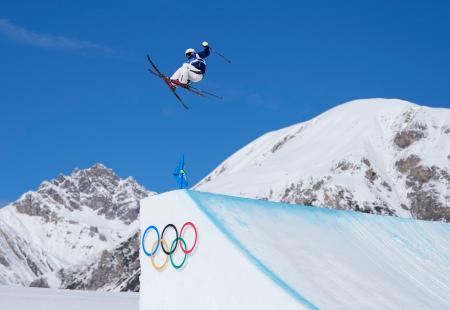 女子スロープスタイル予選　ジャンプする古賀結那＝リビーニョ（共同）