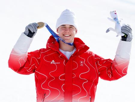 男子滑降で今大会の金メダル第１号となり、笑顔を見せるスイスのフラニョ・フォンアルメン＝ボルミオ（共同）
