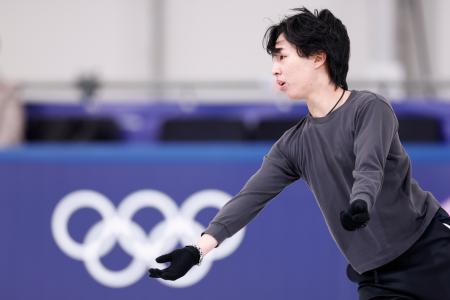 公式練習で調整する三浦佳生＝ミラノ（共同）