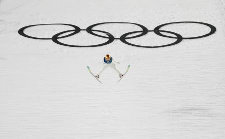 女子個人ノーマルヒルで銅メダルを獲得した丸山希の１回目の飛躍＝プレダッツォ（共同）