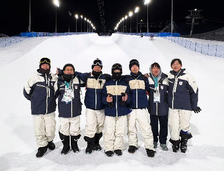 本番会場のテスト滑走に参加した平野歩夢（中央）とチームスタッフ＝リビーニョ（共同）