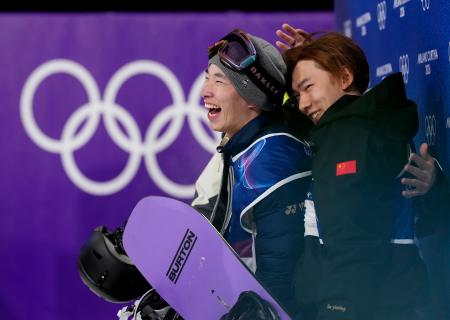 　男子ビッグエアで金メダルを獲得し、中国の蘇翊鳴（右）から祝福を受ける木村葵来＝リビーニョ（共同）