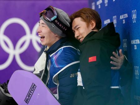 男子ビッグエアで金メダルを獲得し、中国の蘇翊鳴（右）から祝福を受ける木村葵来＝リビーニョ（共同）