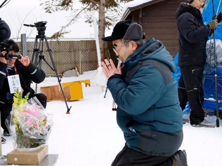 豊浜トンネル崩落事故の合同慰霊式で手を合わせる本間鉄男さん＝８日午前、北海道古平町