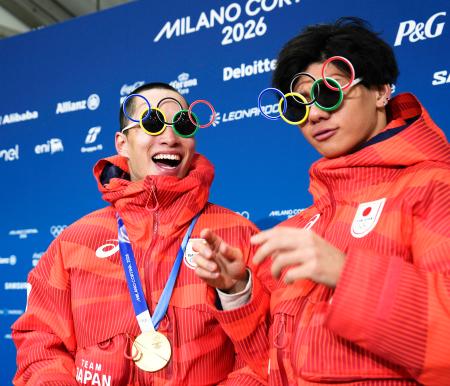 　男子ビッグエアで金メダルを獲得し、おどける木村葵来（左）と銀メダルの木俣椋真＝リビーニョ（共同）