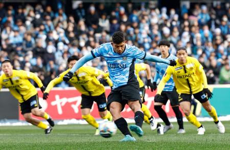 川崎―柏　前半、先制ＰＫを決める川崎・エリソン＝Ｕ等々力