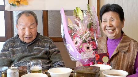 誕生日を迎え、袴田巌さん（左）の言葉に笑顔を見せる姉ひで子さん＝８日、浜松市（袴田さん支援クラブ提供）