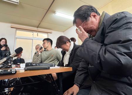 台湾人男性ダイバーの死亡事故を受け、記者会見で涙を流す「長生炭鉱の水非常を歴史に刻む会」の関係者＝８日午前、山口県宇部市