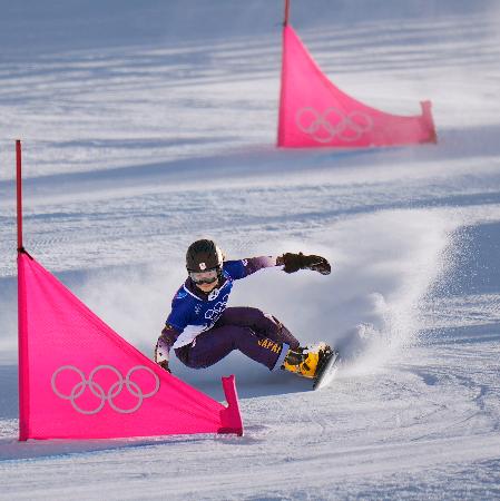 女子パラレル大回転予選 滑走する三木つばき=リビーニョ(共同)