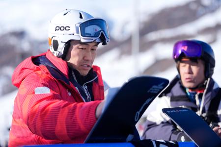 男子パラレル大回転予選の１回目で失格となり、ボードを確認する斯波正樹＝リビーニョ（共同）