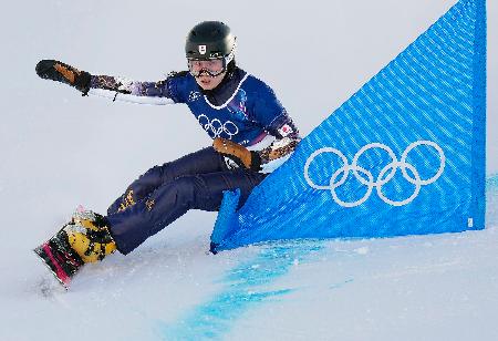 女子パラレル大回転予選　滑走する竹内智香＝リビーニョ（共同）