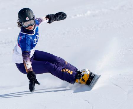 女子パラレル大回転準々決勝　滑走する三木つばき＝リビーニョ（共同）