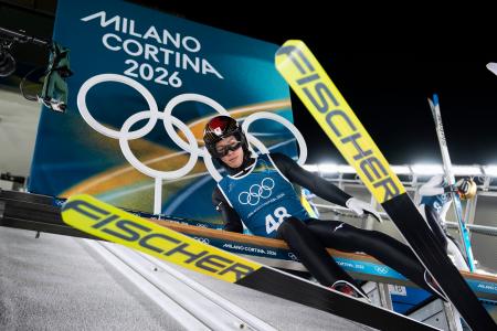 男子個人ノーマルヒルの公式練習に臨む二階堂蓮＝プレダッツォ（共同）