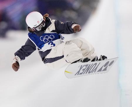 女子ハーフパイプの公式練習で調整する工藤璃星=リビーニョ(共同)