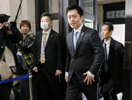 大阪府庁に登庁する、府知事選で３選を決めた吉村洋文氏（右から２人目）＝９日午前