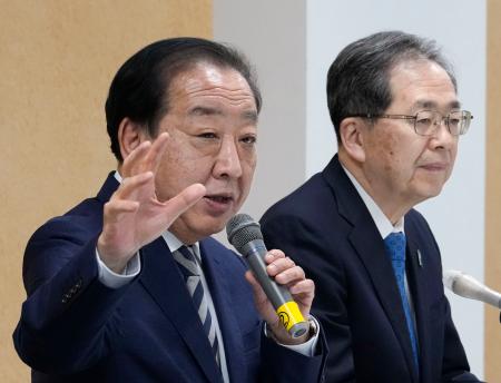 　執行役員会後に記者会見する中道改革連合の野田共同代表（左）と斉藤共同代表＝９日午後、東京・永田町