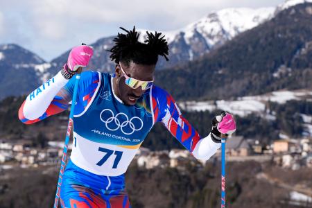 男子距離複合の後半フリーで力走するハイチのステベンソン・サバル＝テーゼロ（共同）