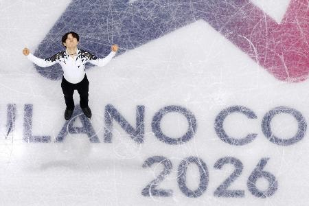 団体男子ＳＰの演技を終えガッツポーズする鍵山優真＝７日、ミラノ