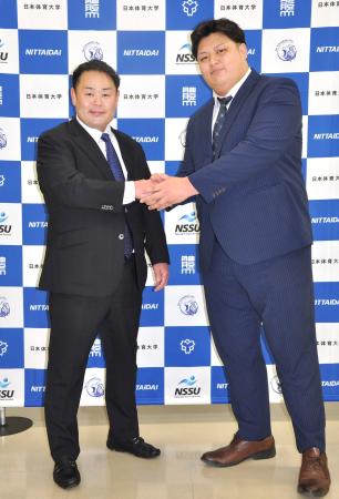 大相撲の雷部屋への入門を表明した日体大のリ・ビル・クリストファー（右）と師匠の雷親方＝９日、東京都世田谷区