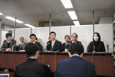 控訴審初公判の閉廷後に記者会見する遺族ら＝９日午後、東京・霞が関の司法記者クラブ
