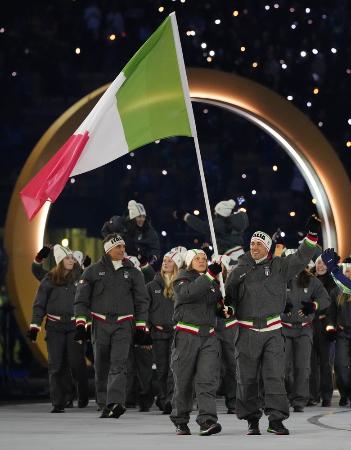 開会式で入場行進するイタリア選手団=6日、イタリア・ミラノ