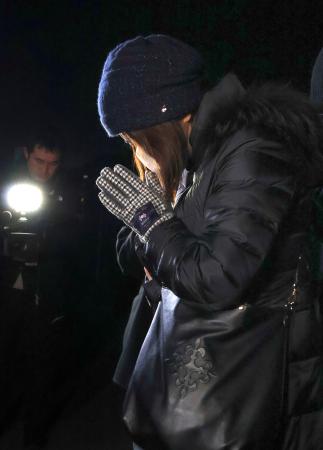 １９４キロ死亡事故現場で手を合わせる遺族＝９日夜、大分市