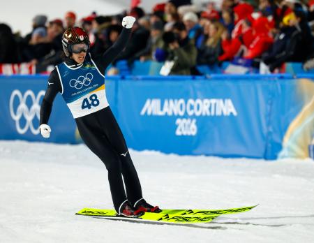 男子個人ノーマルヒル　２回目の飛躍を終え、ガッツポーズの二階堂蓮。銅メダルを獲得した＝プレダッツォ（共同）