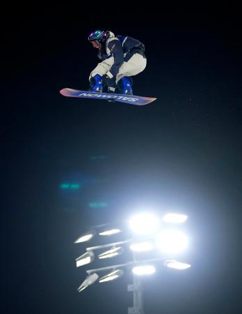 女子ビッグエア決勝　ジャンプする村瀬心椛＝リビーニョ（共同）