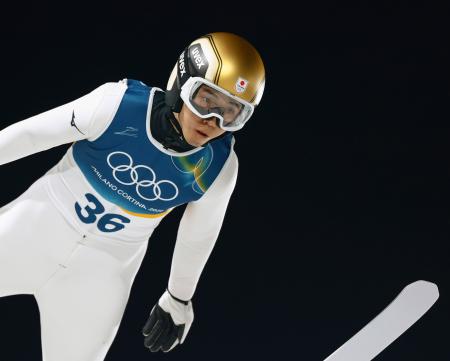 　男子個人ノーマルヒル　中村直幹の１回目の飛躍＝プレダッツォ（共同）