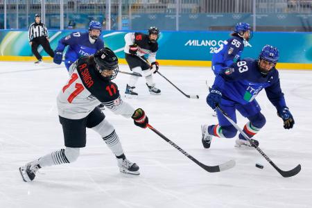 日本―イタリア　第３ピリオド、２点目のゴールを決める志賀紅（左）＝ミラノ（共同）