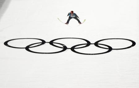 男子個人ノーマルヒルで銅メダルを獲得した二階堂蓮の2回目の飛躍=プレダッツォ(共同)